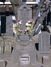 實性寺の開基、斉田左衛門慰頼庸公の墓。法号は、實性院殿霊山暁空大居士